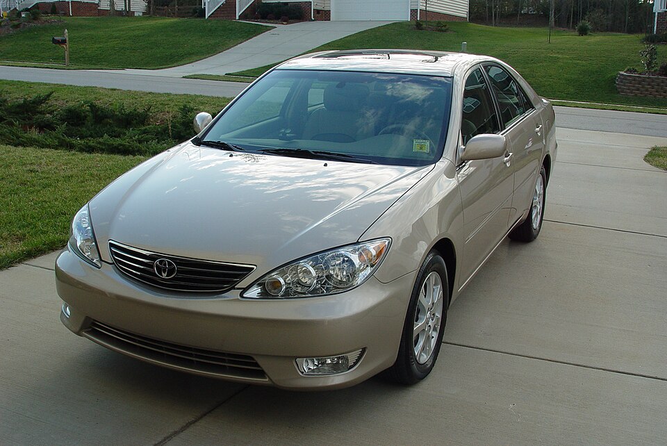 2005 Toyota Camry XLE, front three-quarter view